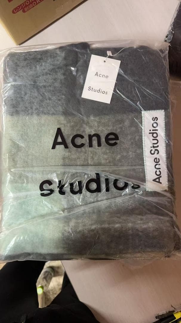 アクネ カーキミント マフラー