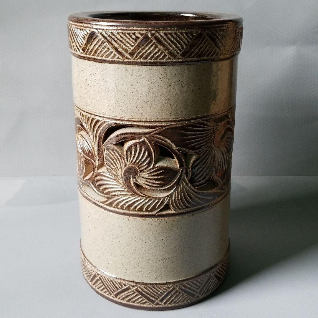 信楽焼傘立て  唐草帯彫 高さ４６cm