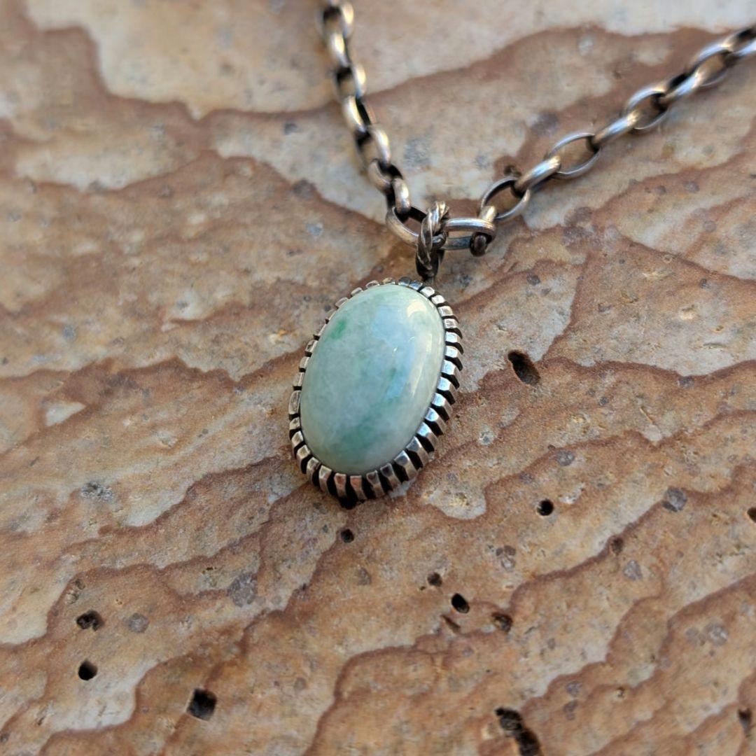 ハンドメイドの糸魚川翡翠トップ　インディアンジュエリー風　オールハンドメイド