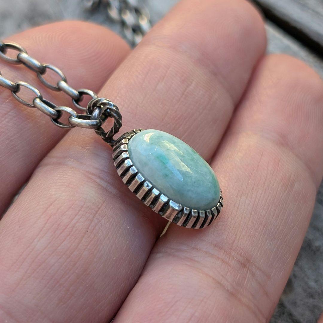 ハンドメイドの糸魚川翡翠トップ　インディアンジュエリー風　オールハンドメイド