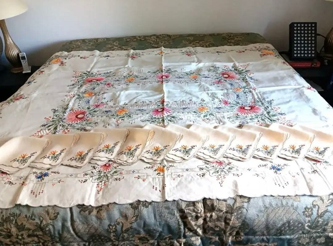 香港ヴィンテージ　刺繍　テーブルクロス お揃いのナプキン12枚OOAK刺繍花柄