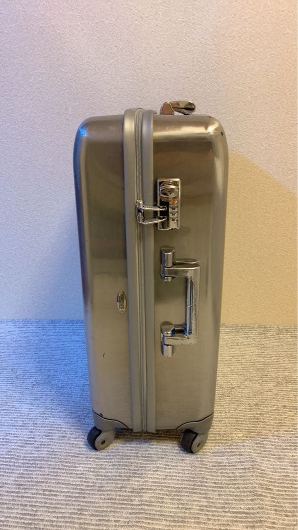 ZERO HALLIBURTON キャリーケース 4輪 59L シルバー