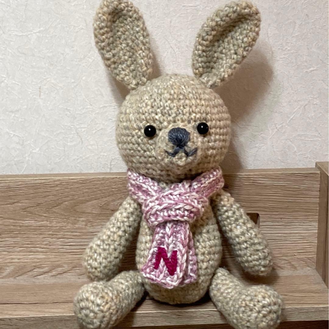 うさぎのあみぐるみ（イニシャルNのマフラー）