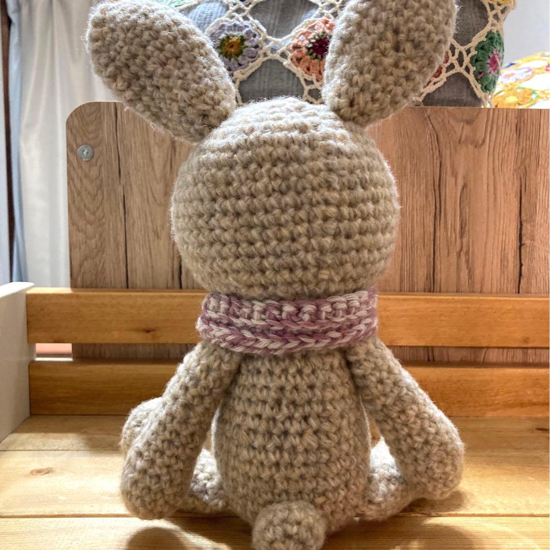 うさぎのあみぐるみ（イニシャルNのマフラー）