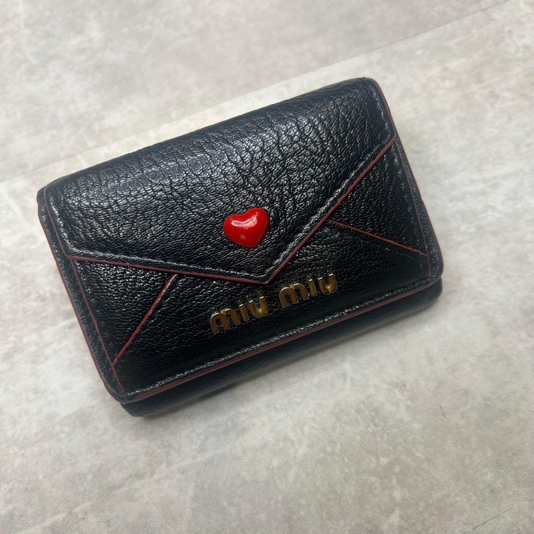 ミュウミュウ 黒 ラブレター ハート マドラス 三つ折り財布 ウォレット