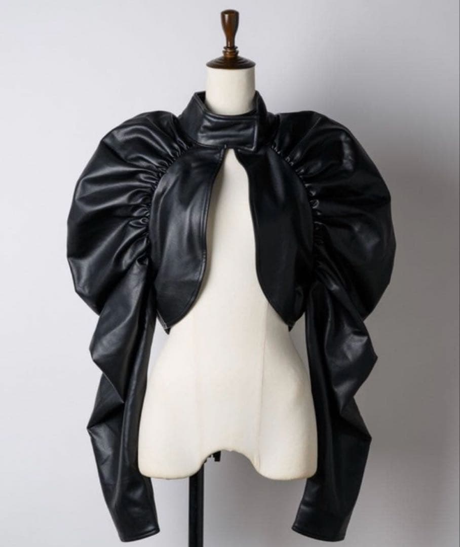 LA BELLE ETUDE ボリュームギャザーフェイクレザーボレロ