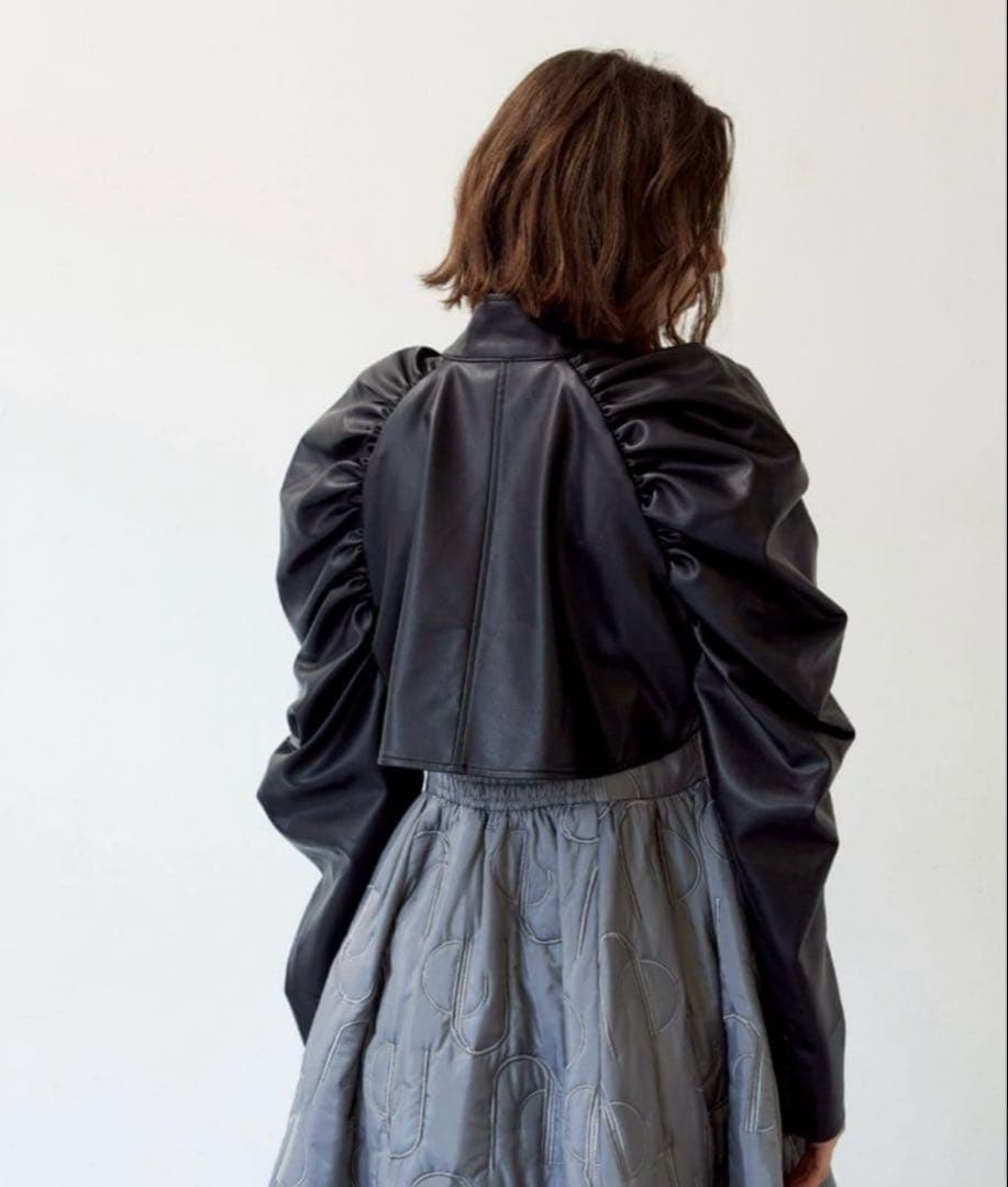 LA BELLE ETUDE ボリュームギャザーフェイクレザーボレロ