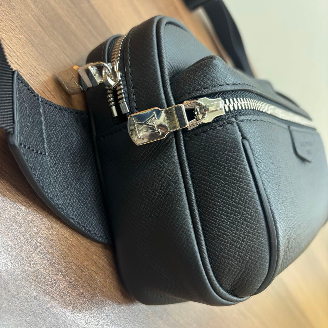 ルイヴィトン LOUIS VUITTON タイガ ボディバッグ ノワール