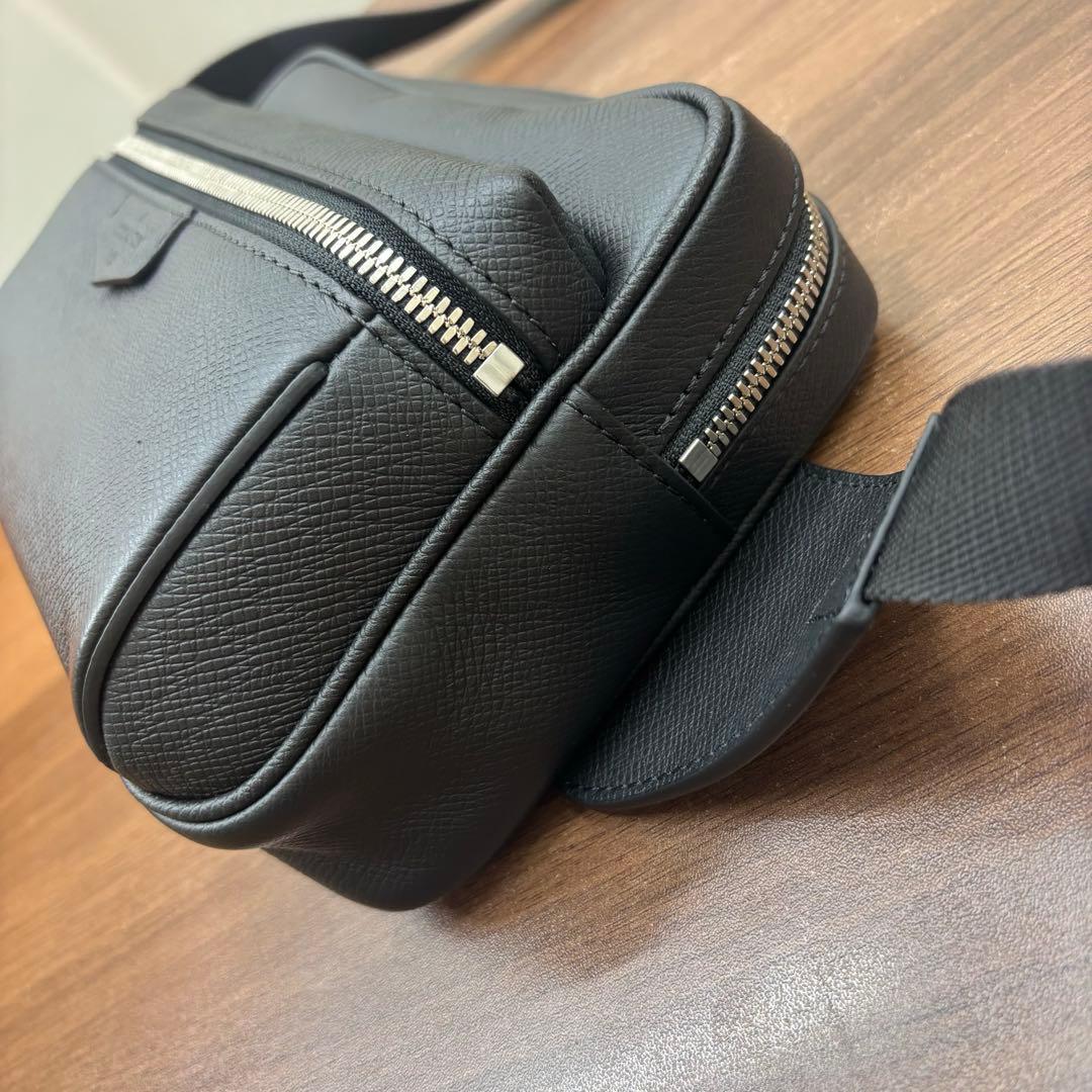 ルイヴィトン LOUIS VUITTON タイガ ボディバッグ ノワール