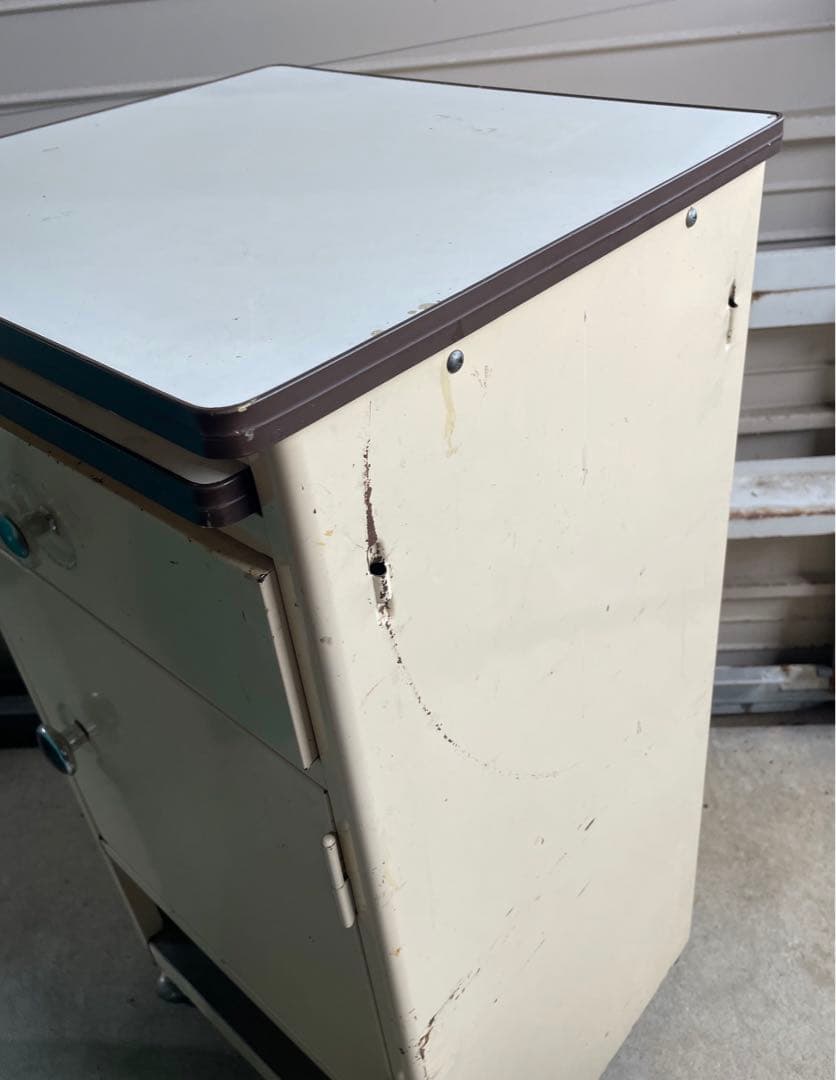 ビンテージ/スチール製/医療棚/収納棚/キャスター付き/ベロ付き/店舗什器