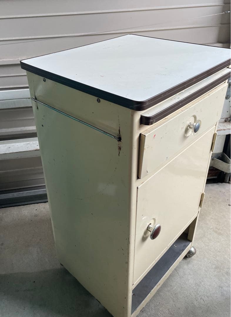 ビンテージ/スチール製/医療棚/収納棚/キャスター付き/ベロ付き/店舗什器