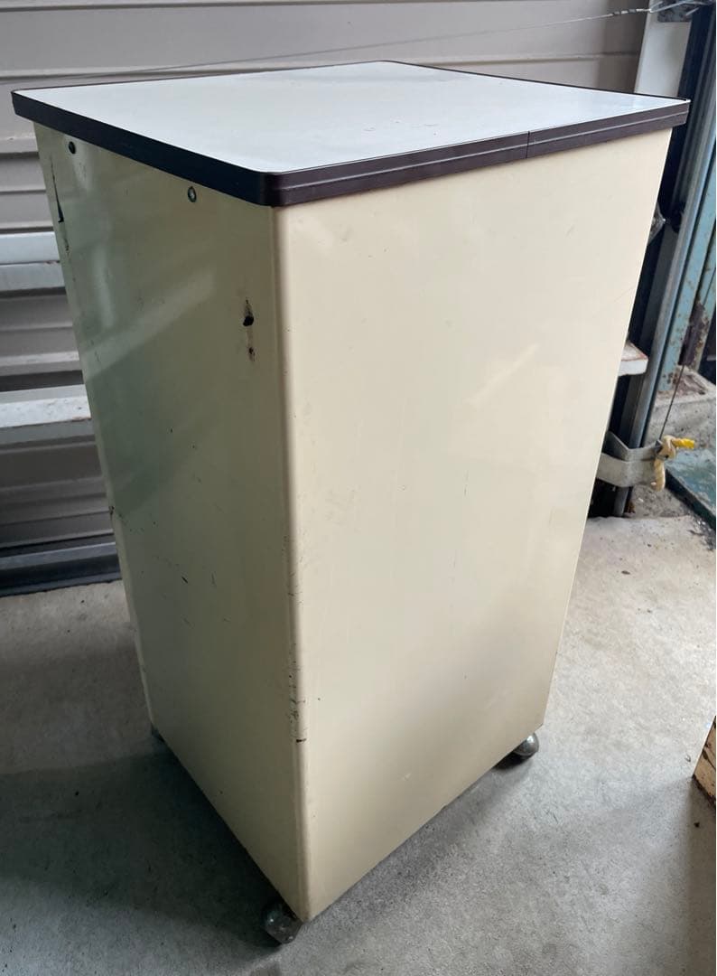 ビンテージ/スチール製/医療棚/収納棚/キャスター付き/ベロ付き/店舗什器