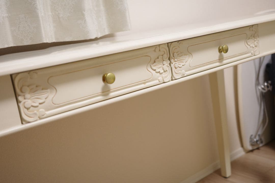 ロココ調アイボリーの2引き出しテーブル
