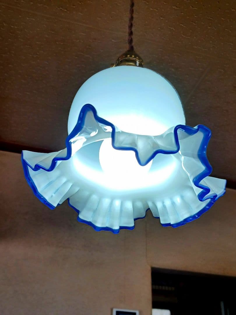 古いフリル色付きミルクホワイトガラスのペンダントライト