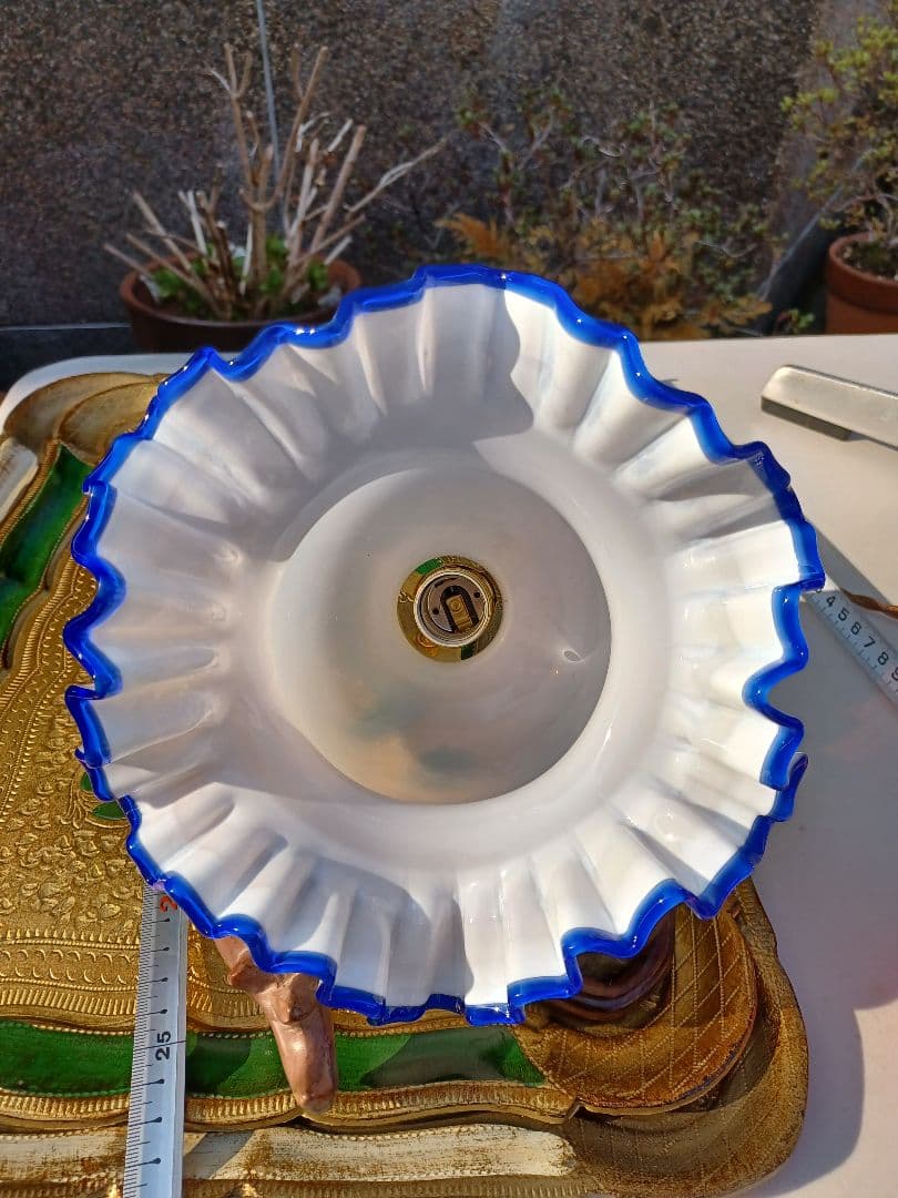 古いフリル色付きミルクホワイトガラスのペンダントライト