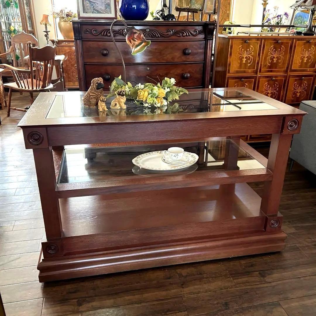 y877 無駄のないエレガントな飾り棚 英国調 キャスターで移動可能 ガラス天板