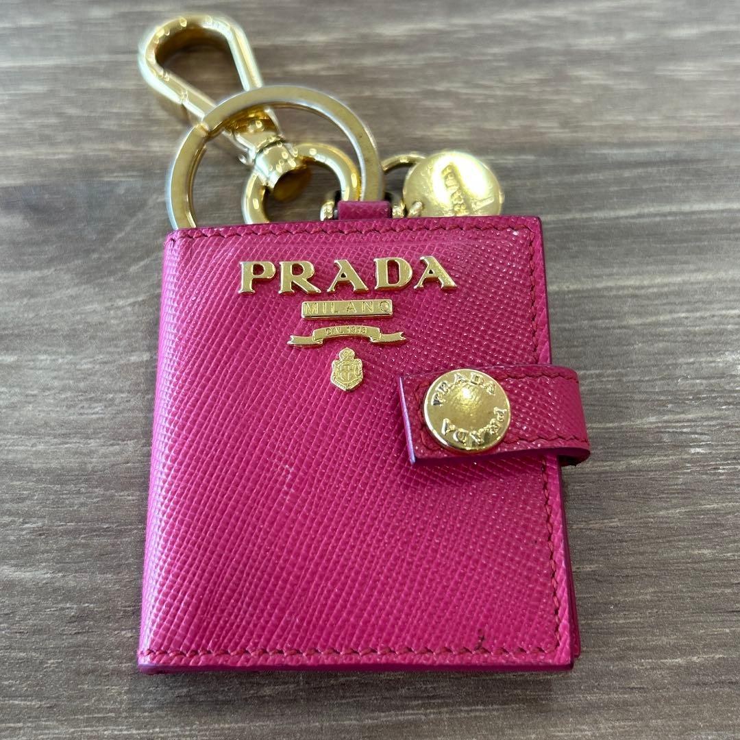 入手困難　プラダバッグチャームピンク
