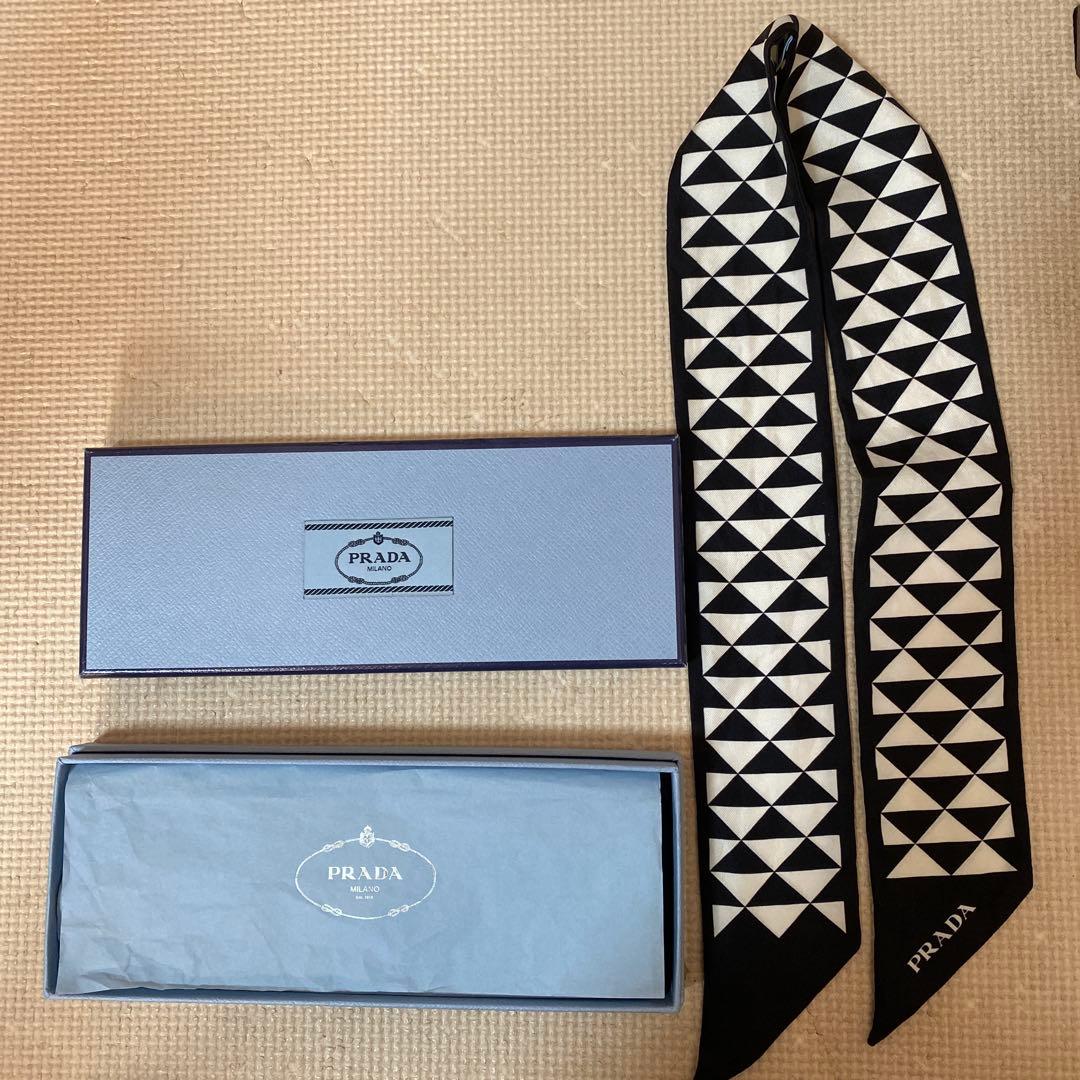 PRADA 三角形パターン スカーフ