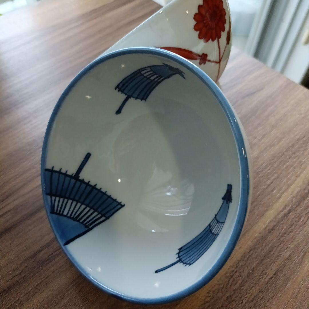 源右衛門　 青と赤の花柄と傘柄　 飯碗