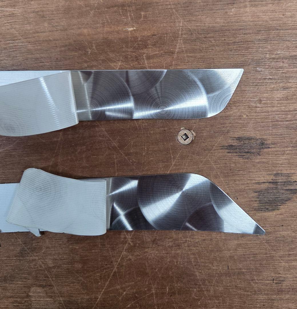 17スーパーグレート等　純正バイザー用　Bピラー鱗ステンレス　アレンジ