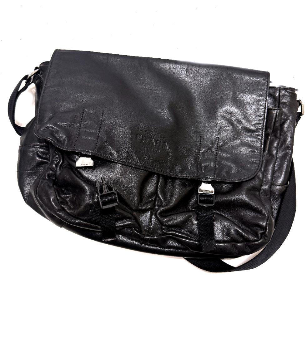 プラダ　レザー　メッセンジャー ショルダー バッグ　ハイエンド　定価35万　ロゴ