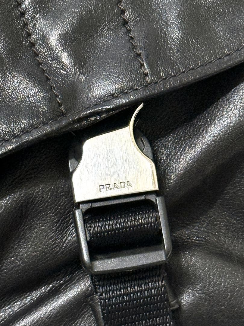 プラダ　レザー　メッセンジャー ショルダー バッグ　ハイエンド　定価35万　ロゴ