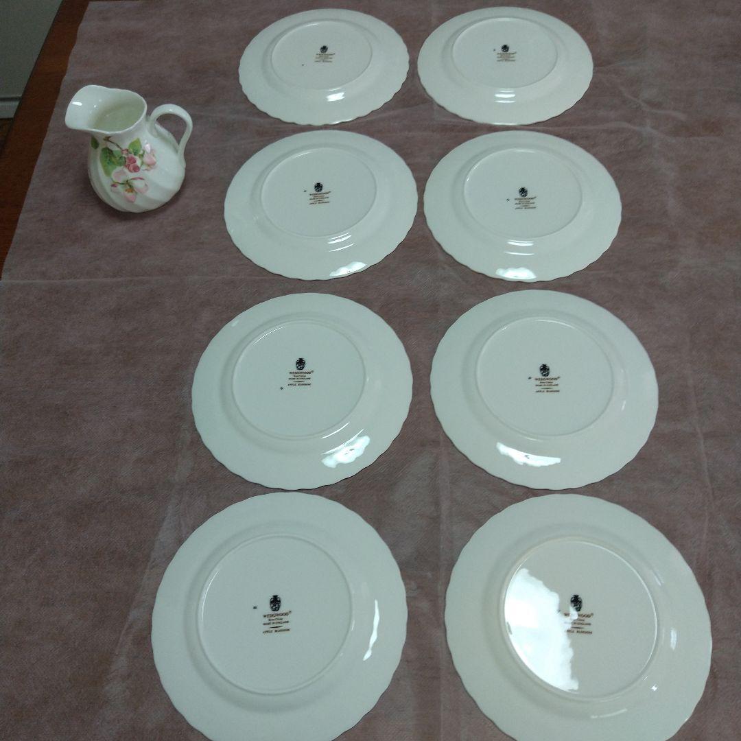 黒壺ウェッジウッドケーキ皿×8とミルクピッチャー