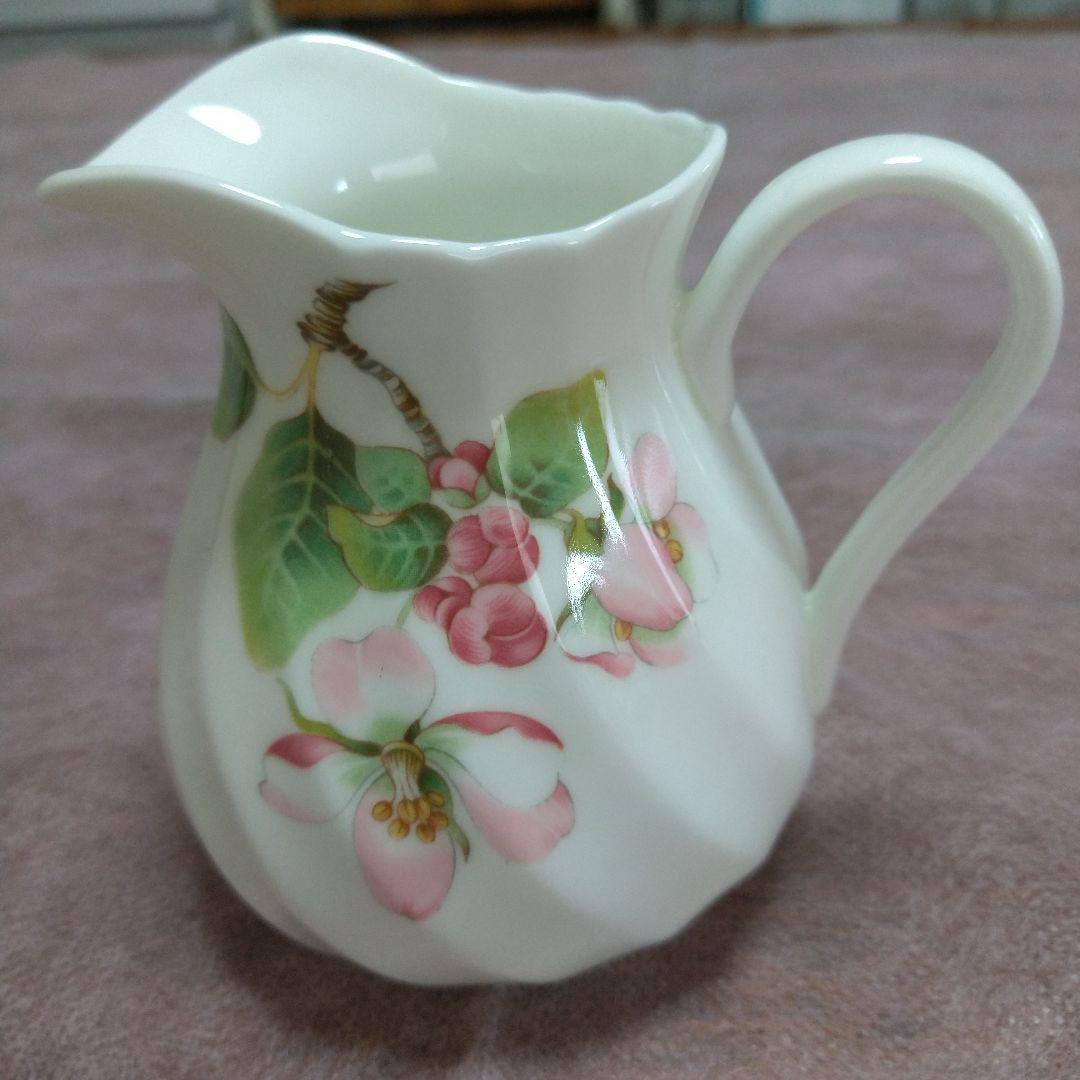 黒壺ウェッジウッドケーキ皿×8とミルクピッチャー