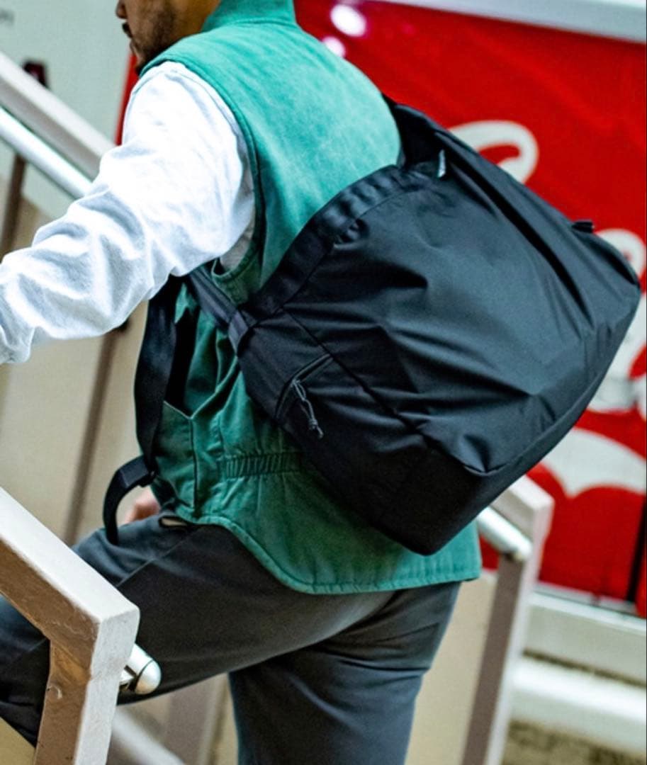 バッグ CHROME NEWSPAPER MESSENGER BLACK 26L