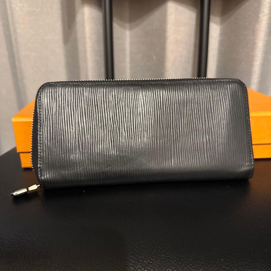 Louis Vuittonルイヴィトン　エピ　ヴェルティカル　ジッピーウォレット
