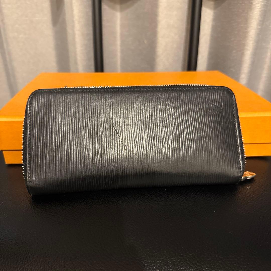 Louis Vuittonルイヴィトン　エピ　ヴェルティカル　ジッピーウォレット