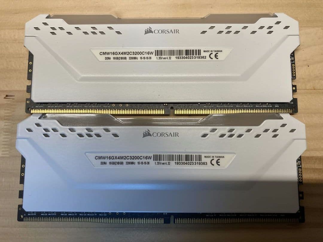 CORSAIR VENGEANCE RGB PRO 16GB DDR4 メモリ