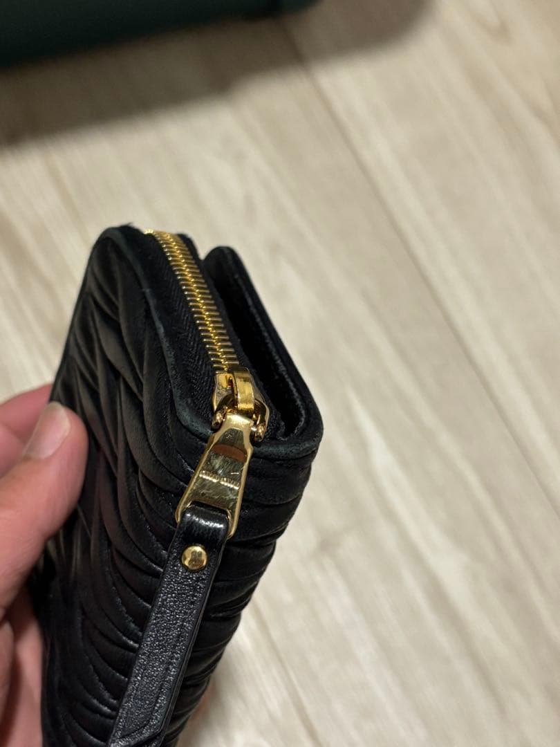 miu miu 黒 レザー 二つ折り財布