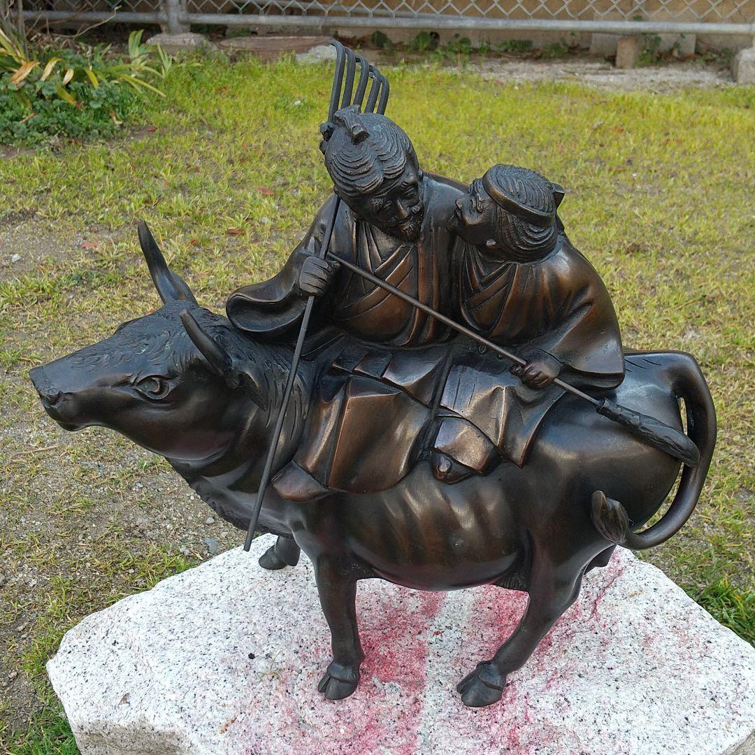青銅製   夫婦が乗った牛