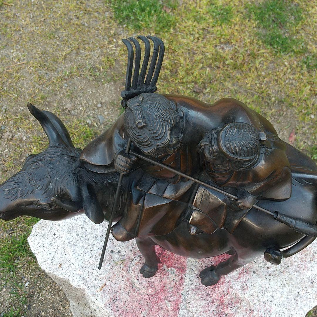 青銅製   夫婦が乗った牛