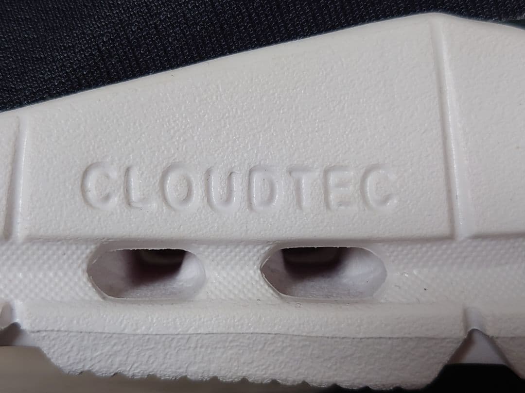 [超美品]onオンレディーススニーカー　22,5cm