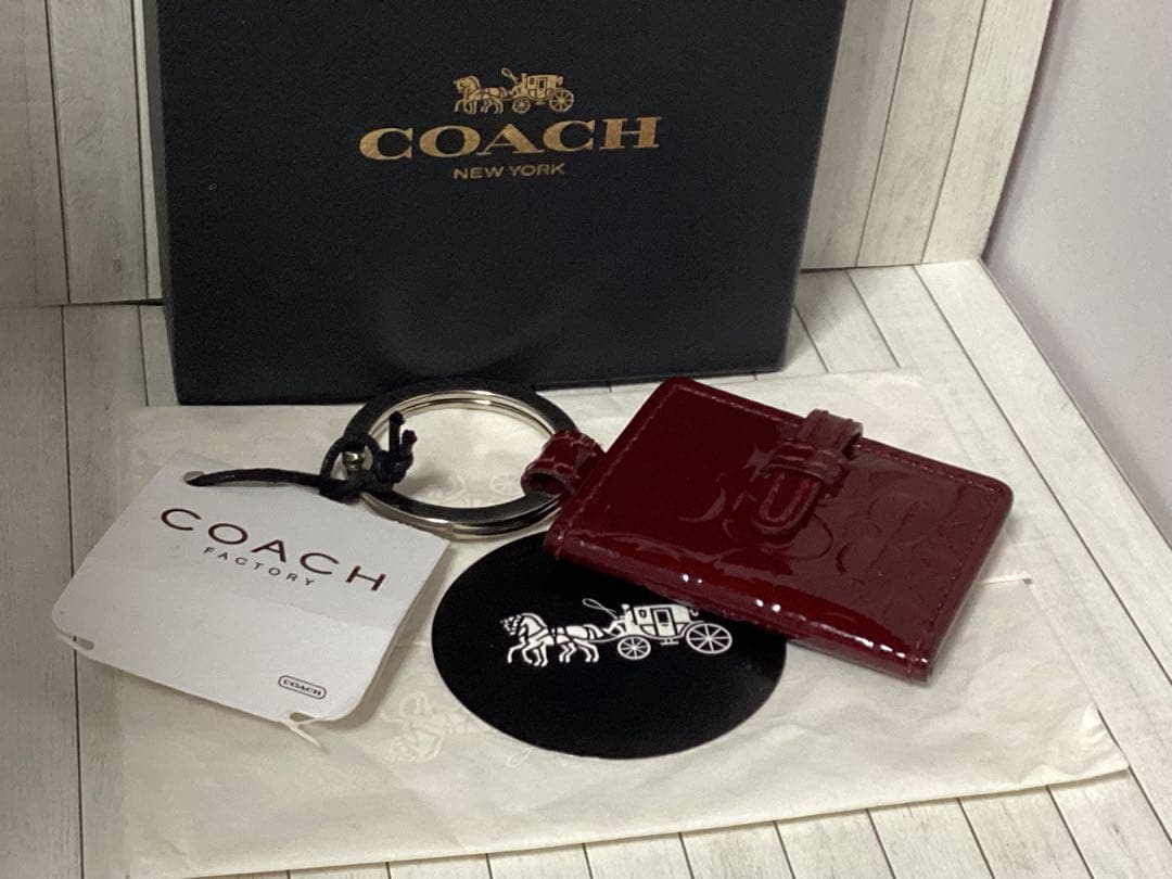 未使用タグ箱付きコーチCOACH エナメルワインレッドキーホルダー写真入れ手帳型