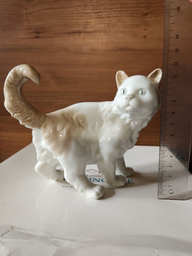 ホワイトとベージュ　猫　リヤドロ　NAO アンティーク　LLADRO 置物　陶器