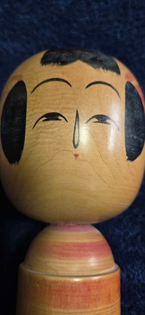 伝統的な日本のこけし人形
