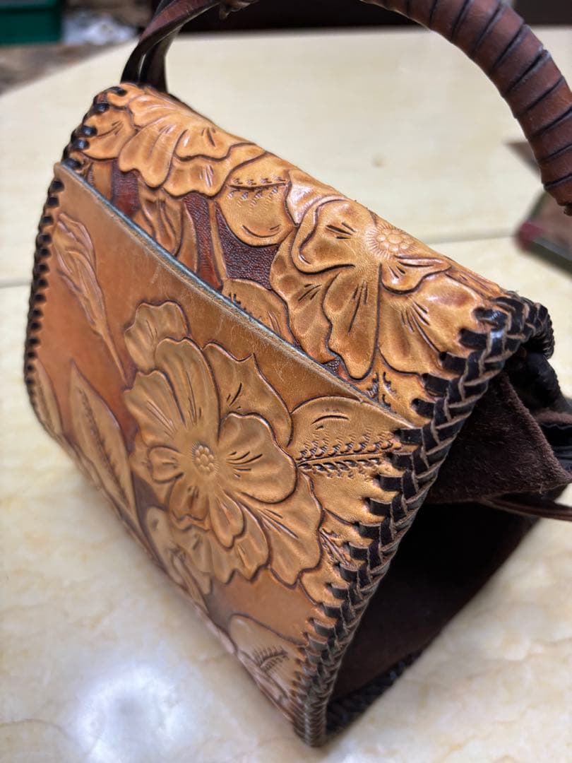 レザーショルダーバッグ　手持ちバッグ　カービング　手作り