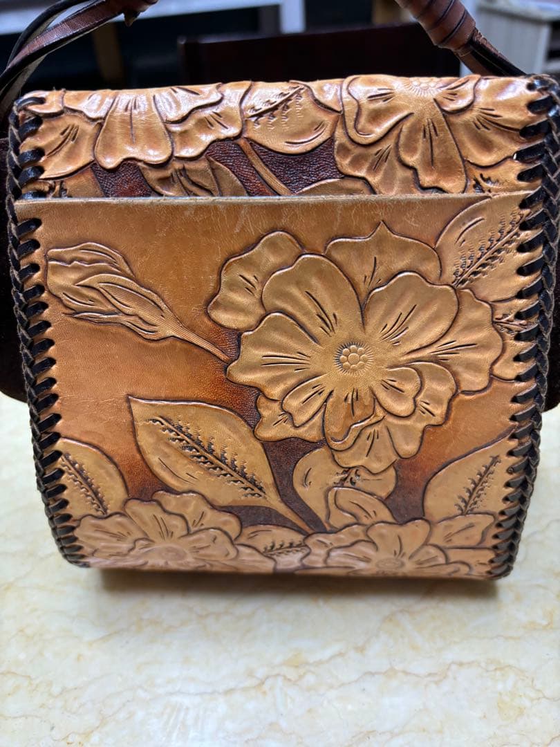 レザーショルダーバッグ　手持ちバッグ　カービング　手作り