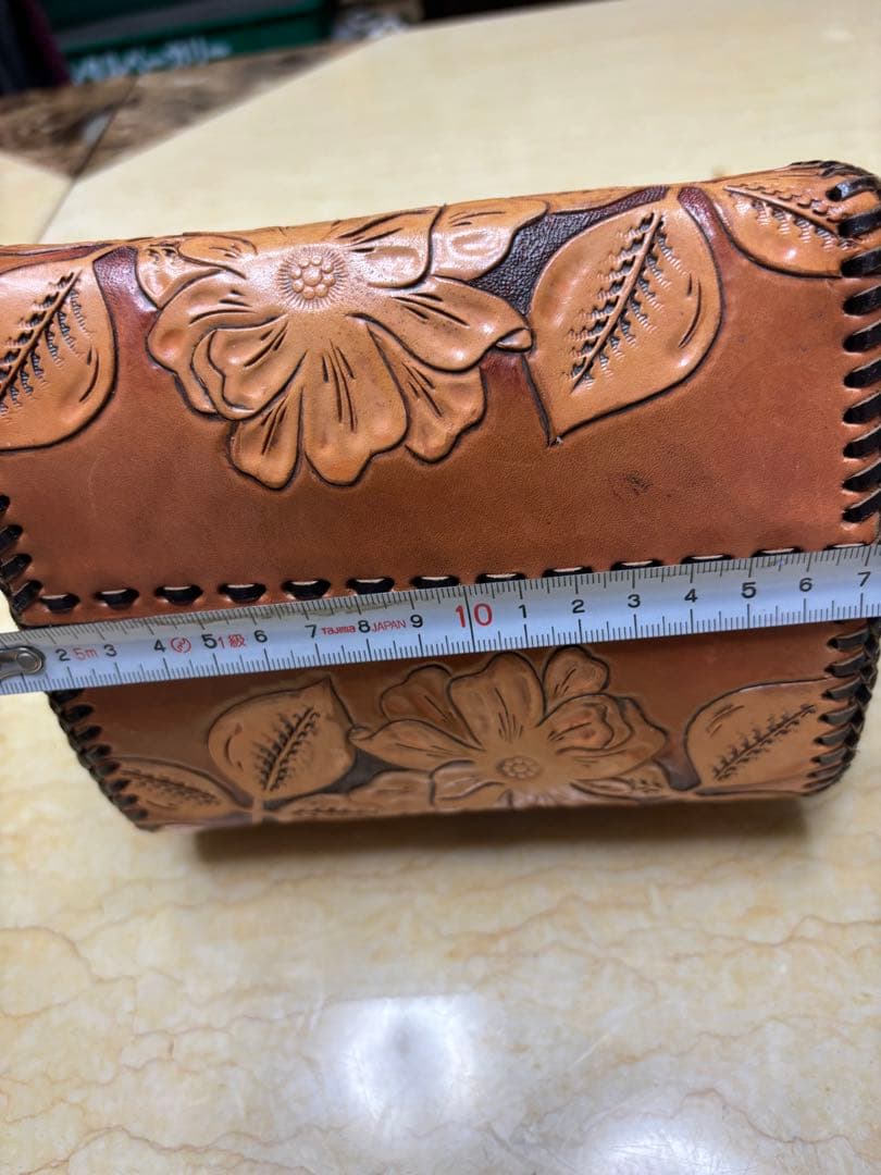 レザーショルダーバッグ　手持ちバッグ　カービング　手作り