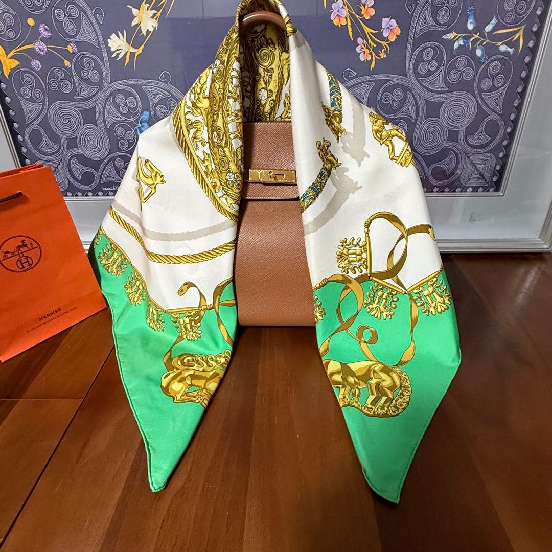 HERMES エルメス　カレ90 スカーフ 黄金の騎士　グリーン　色褪せあり