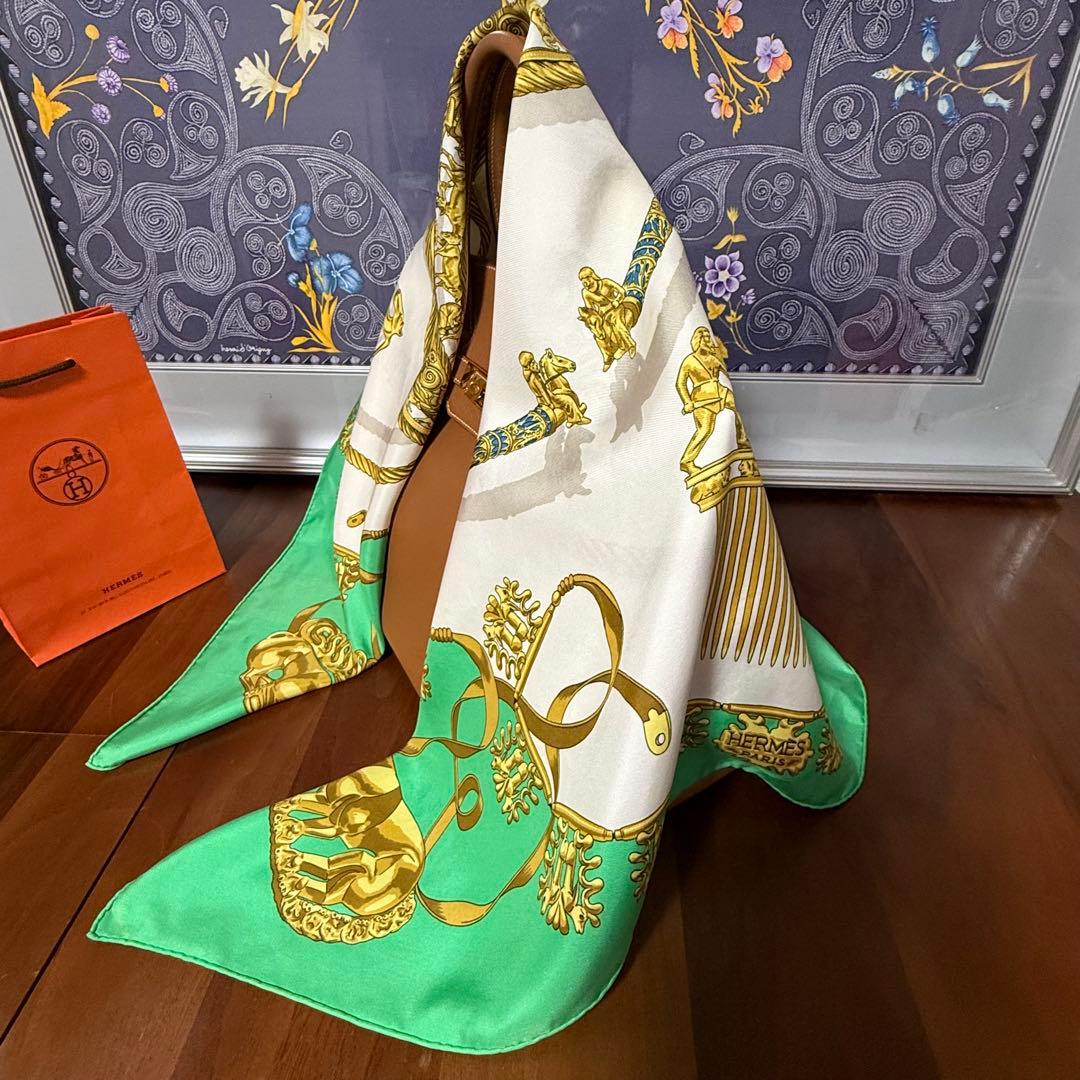 HERMES エルメス　カレ90 スカーフ 黄金の騎士　グリーン　色褪せあり