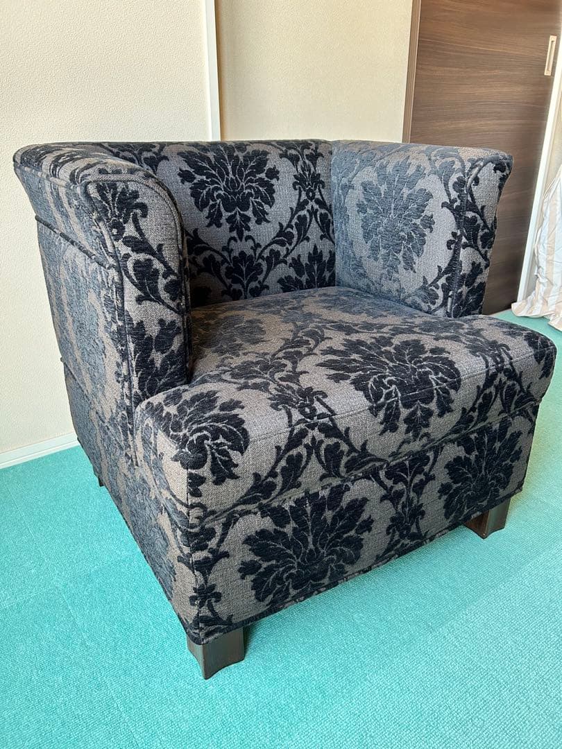 AIDEC ブラウンと黒の花柄アームチェア一人掛け用