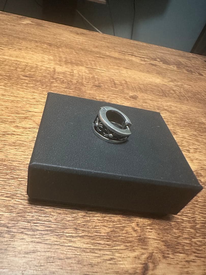 クロムハーツ　ナローVバンドCHX ピアス　左耳用　特殊加工