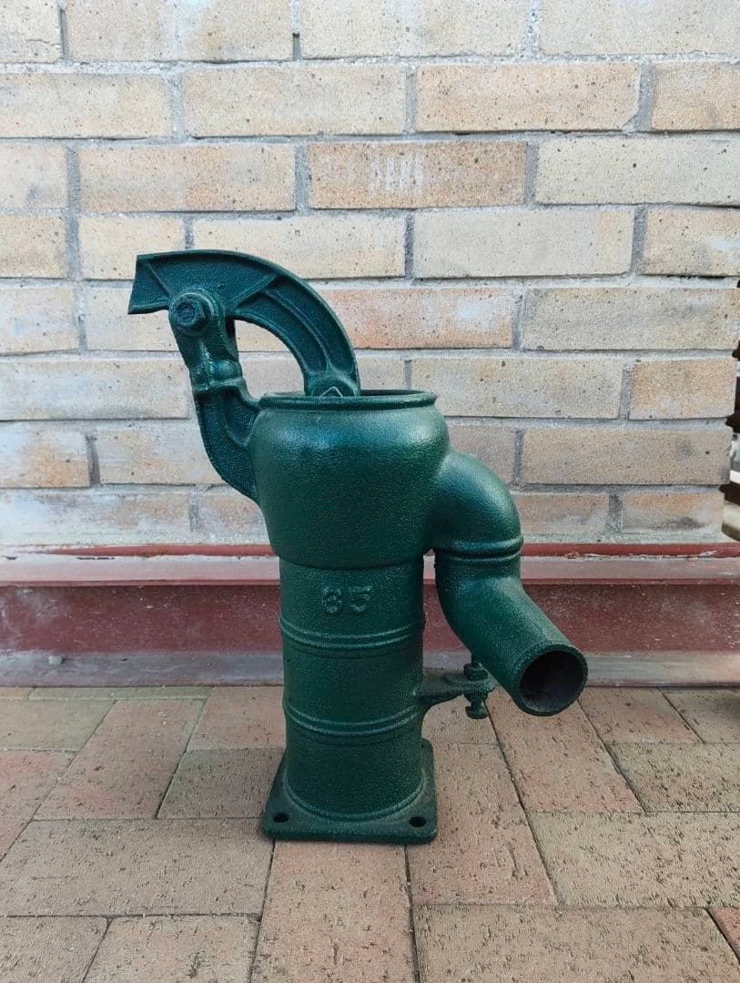 ガーデニングオブジェ　ダークグリーン鋳鉄ハンドポンプ　アンティーク