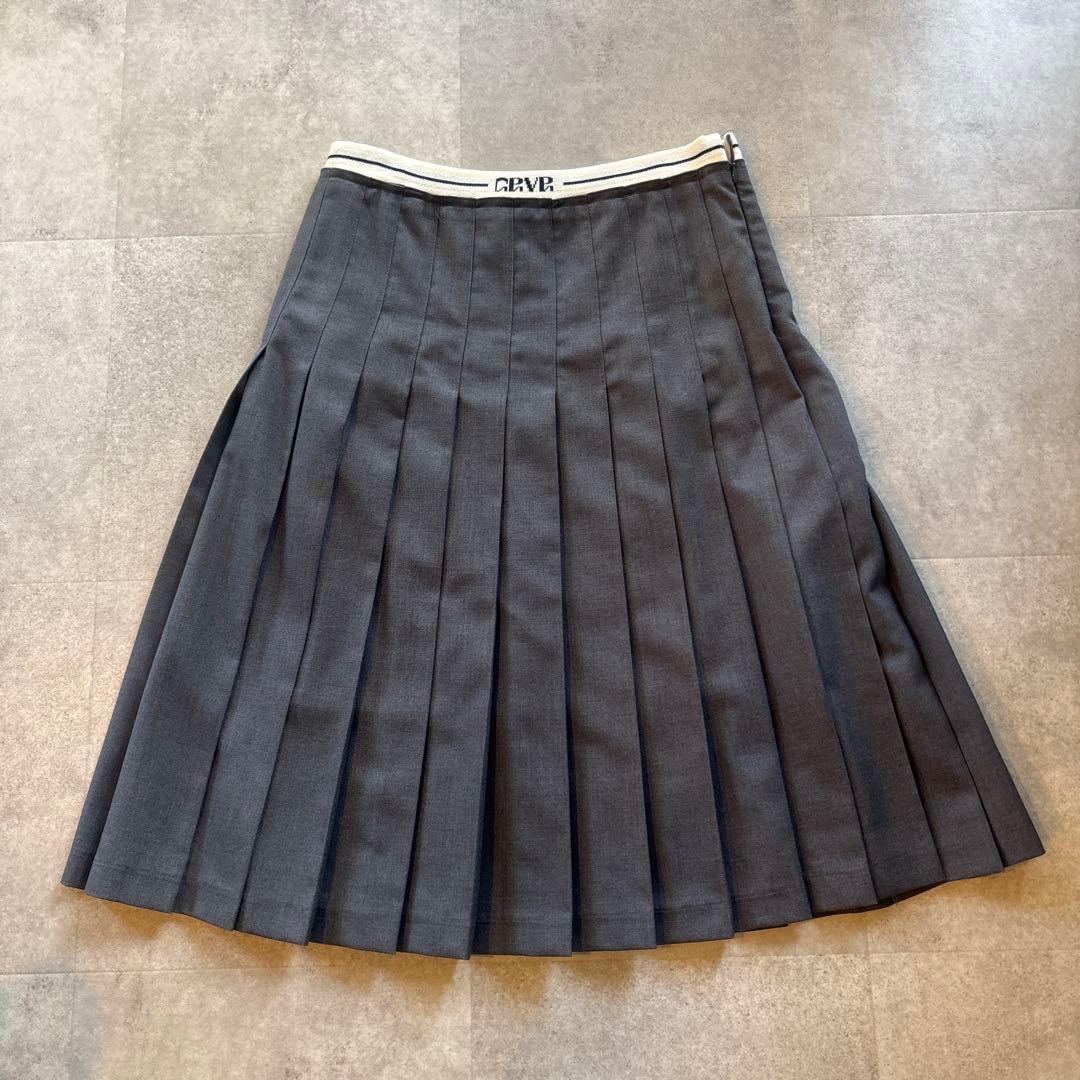 GROVEフロントロゴ プリーツスカートミディ丈　グレー