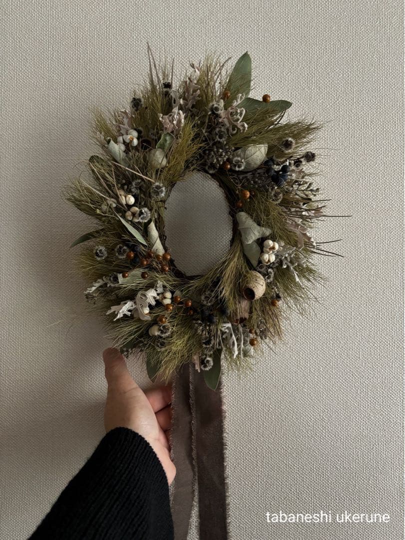 フサフサなコアラファンとナンキンハゼを紡いだシックなオーバル型　リース