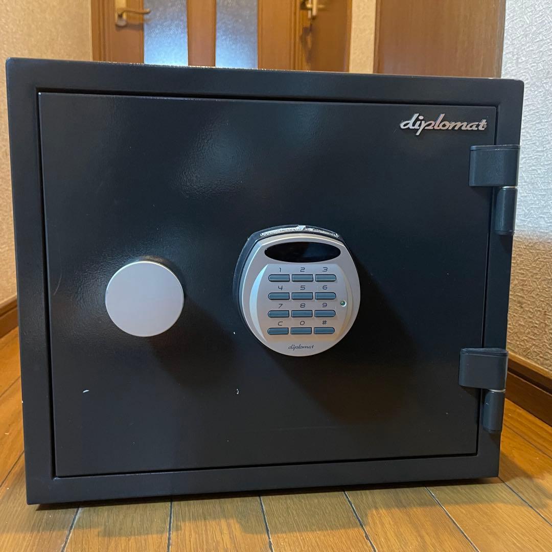 現地引渡し。diplomat 電子ロック 金庫